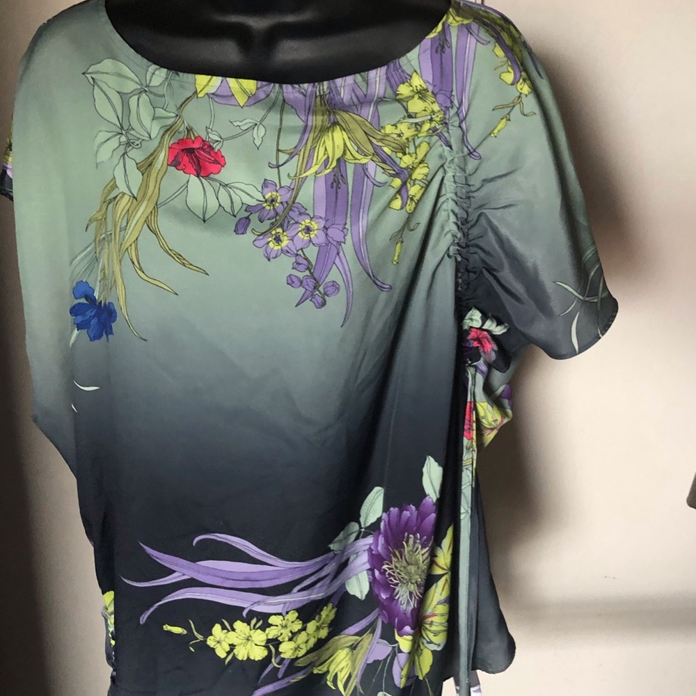 Jennifer Lopez L blouse